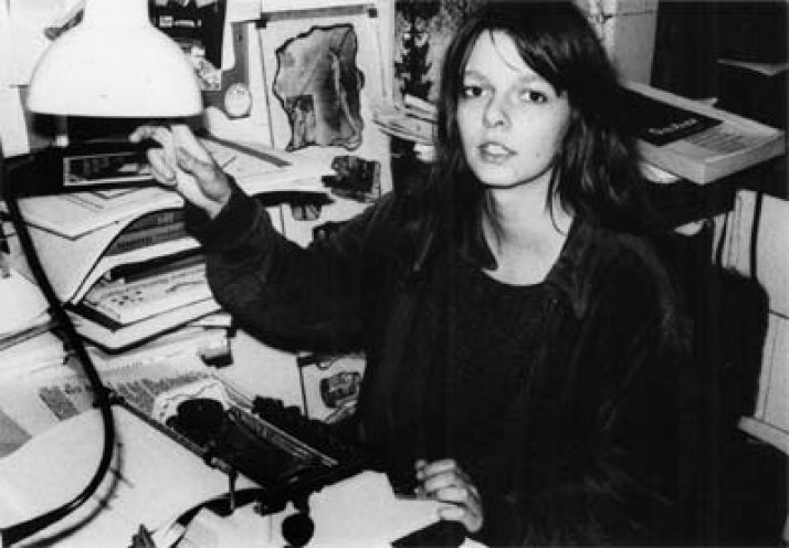 Uta Ihlow schreibt Matrizen für den Druck der Umweltblätter (Mai 1988). Foto: Wolfgang Rüddenklau;