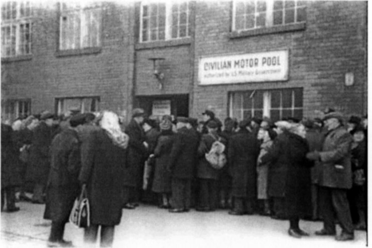 Schlange stehen zur Entnazifizierung: Auf der Potsdamer Konferenz (17. Juli bis 2. August 1945) beschließen die Alliierten eine umfassende Entnazifizierung der deutschen Gesellschaft, die von jeder Besatzungsmacht unterschiedlich angegangen wird. In...