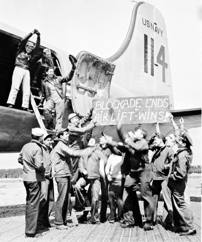 Rosinenbomber über Berlin: Durch die Blockade aller Zufahrtswege sind die West-Sektoren Berlins von der Versorgung abgeschnitten. Doch die Westmächte stellen über eine Luftbrücke die Versorgung von über zwei Millionen Westberlinern sicher. Über...