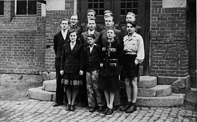 Der 17-jährige Oberschüler Ludwig Hayne (ganz links) mit seinen Klassenkameraden an der Karl-Marx-Oberschule Altenburg im Jahre 1949. Ludwig Hayne wird zwei Jahre später in Moskau erschossen. Quelle: Robert-Havemann-Gesellschaft
