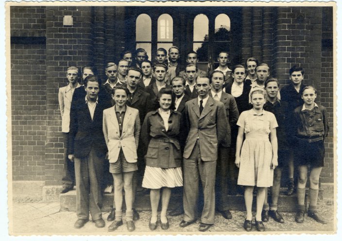 Ein Foto aus unbeschwerten Tagen: Klassenfoto der Klasse 10 b der John-Brinkman-Oberschule Güstrow vom 13. Juli 1948 mit dem Klassenlehrer Hannes Wilken. Quelle: Privat-Archiv Peter Moeller