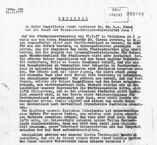 Um weiterhin in den Semesterferien Verwandte und Bekannte in Westdeutschland besuchen zu können, richten Studenten der Friedrich-Schiller-Universität Jena 1957 eine Petition an den Rektor ihrer Universität. Mitglieder des Eisenberger Kreises unterstützen...
