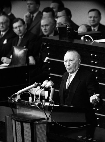 Bundeskanzler Konrad Adenauer bei seiner Rede im Bundestag zu den Pariser Verträgen, mit denen die Bundesrepublik der Westeuropäischen Union (WEU) und der NATO beitreten wird. Quelle: REGIERUNGonline/Rolf Unterberg