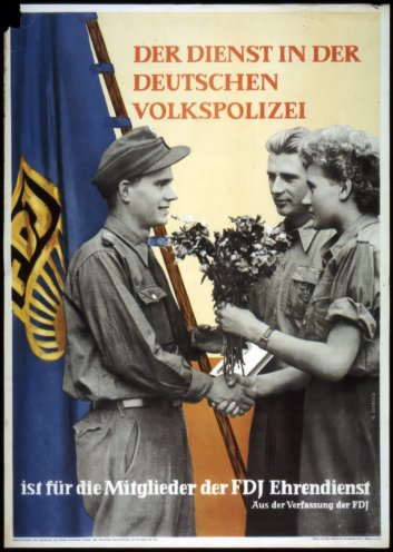 Hier geht es um die Ehre: Ein Werbeplakat für den Dienst bei der Deutschen Volkspolizei. Quelle: DHM
