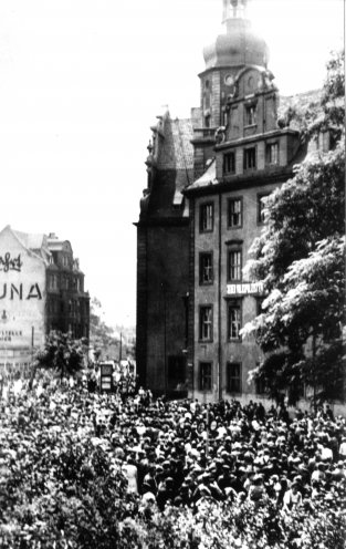 Auf ihrem Weg durch Magdeburg besetzen die Demonstranten mehrere Gebäude der Staatsmacht. Sie verwüsten auch die Räume der SED-Kreisleitung und die der FDJ-Bezirksleitung. Bilder von Stalin und Ulbricht gehen ebenso in Flammen auf wie eine Vielzahl...