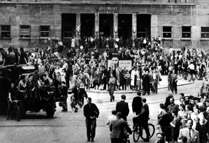 Demonstranten vor dem Gebäude des Rates der Stadt Halle. Sowjetische Soldaten riegeln das Gebäude ab. Das Bild ist Teil eines Films des Kameramanns Albert Ammer. Albert Ammer wurde für diese Aufnahmen am 18. Juni 1953 verhaftet und verbüßte drei...