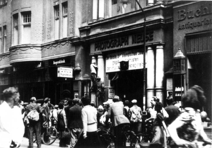 Sturm auf die Staatsmacht: Wie in anderen Städten der DDR besetzen die Demonstranten am 17. Juni 1953 auch in Görlitz alle wichtigen Staatsgebäude. Für Stunden ist Görlitz eine freie Stadt. Die Streikenden fordern den Sturz der Regierung und die...