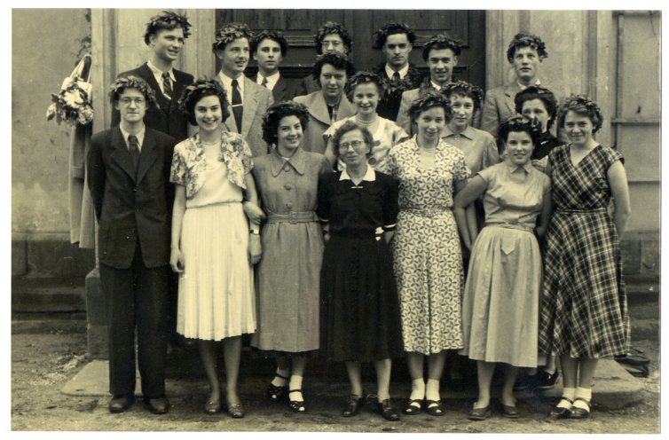 Die Abiturklasse an der Eisenberger Oberschule 1955. Vorne links Thomas Ammer, dahinter Joachim Marckstadt. In der Bildmitte: die Klassenlehrerin Irene Geyer (LDP-Mitglied), die im Zuge der Kampagne gegen die Junge Gemeinde als Direktorin der Schule abgesetzt...