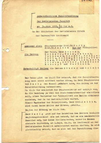 Protokoll der Außerordentlichen Fakultätssitzung der Medizinischen Fakultät am 30. März 1955. Während dieser Sitzung informiert der Staatssekretär Gerhard Harig die Universitätsleitung über die Pläne der Regierung: Die Medizinische Fakultät...