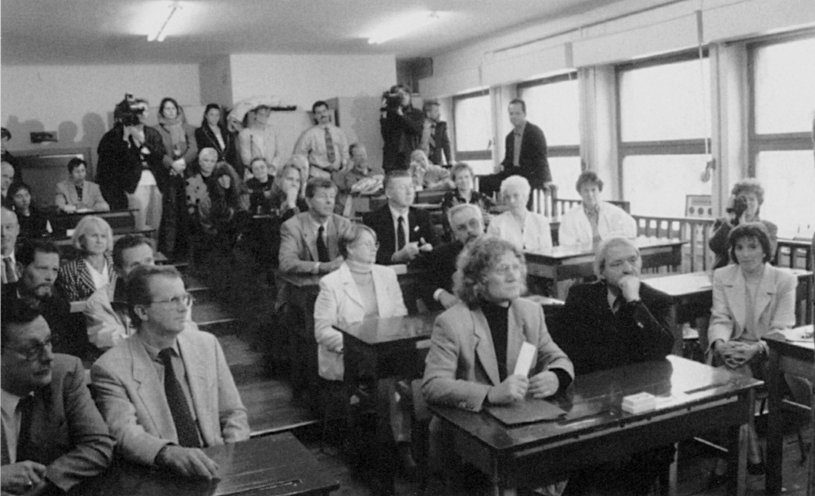 50 Jahre später: Die Klasse 2006 auf ihren alten Plätzen im „Stufenraum“, dem Ort der ersten Schweigeminuten. Quelle: Privat-Archiv Dietrich Garstka