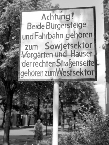 Alltag in der Vier-Sektoren-Stadt Berlin. Ost-West-Sektorengrenze an der Bochstraße (1958). Quelle: REGIERUNGonline/Simon Müller