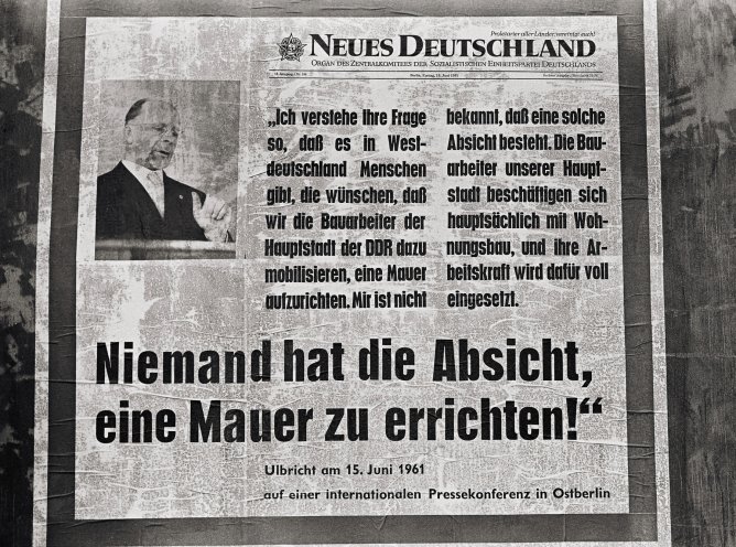 Ost-Berlin, 15. Juni 1961: Zwei Monate vor dem Mauerbau bekundet der DDR-Staatsratsvorsitzende Walter Ulbricht auf einer Pressekonferenz: "Niemand hat die Absicht, eine Mauer zu errichten!" Im Bild: das Zeitungsstatement als Plakat in West-Berlin, 1....