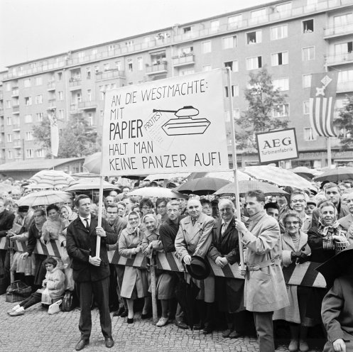 Am 16. August 1961 findet in West-Berlin eine Großkundgebung gegen den Mauerbau statt. Die Enttäuschung über das Verhalten der Westmächte ist groß. Quelle: REGIERUNGonline/Siegmann