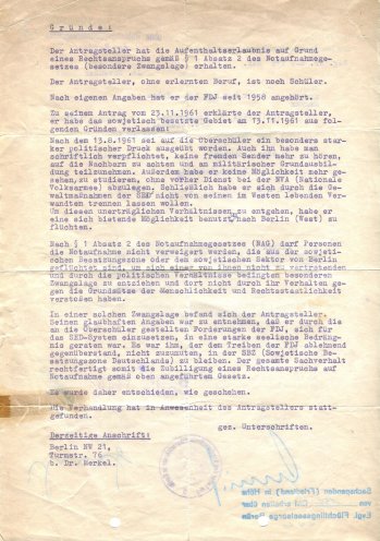 Im November 1961 flüchtet der 17-jährige Schüler Falco Werkentin nach West-Berlin und erhält, nachdem er das Notaufnahmeverfahren durchlaufen hat, die Erlaubnis zum ständigen Aufenthalt im Bundesgebiet. Formular zum Notaufnahmeverfahren. Quelle:...