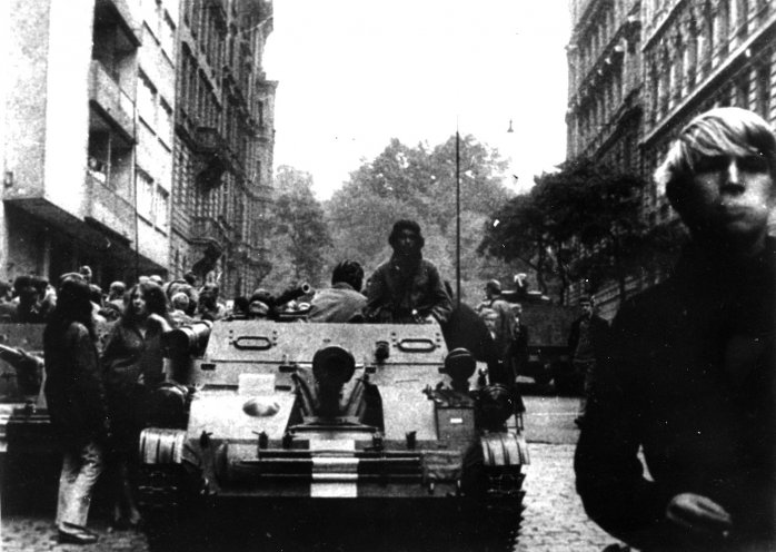 Im Sommer 1968 bereitet der Einmarsch von Truppen des Warschauer Paktes dem Prager Frühling ein gewaltsames Ende. In den Straßen der tschechoslowakischen Hauptstadt kommt es zu heftigen Auseinandersetzungen mit den Besatzungstruppen. Quelle: Robert-Havemann-Gesellschaft