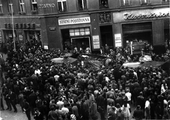 Die einrückenden Truppen des Warschauer Paktes werden in Prag von aufgebrachten Demonstranten umringt und an der Weiterfahrt gehindert. Quelle: BStU, MfS, HA IX/2854, S. 4