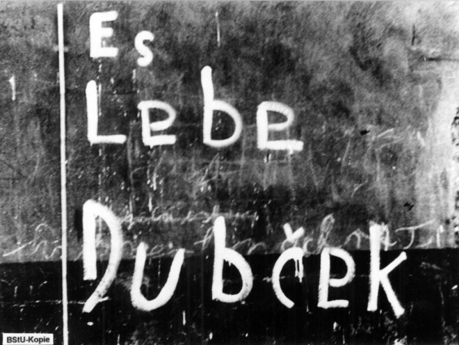 Die blutige Niederschlagung des Prager Frühlings im August 1968 erschüttert bei vielen Menschen den Glauben an einen demokratischen Sozialismus tief. In der DDR bekunden viele spontan ihre Solidarität mit den von Dubcek eingeleiteten Reformen. Quelle:...