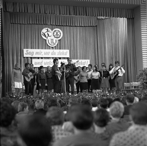 Als Gegenstück zur Beatmusik initiert die FDJ in der ersten Hälfte der 1960er Jahre eine Jugend-Massenbewegung. Sie will die aus den USA kommenden Protest- und Folksongs politisch instrumentalisieren und eigene Lieder mit propagandistischen Texten popularisieren....