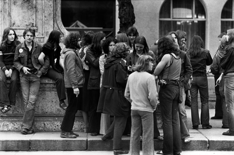 Mitglieder der Jungen Gemeinde Jena-Stadtmitte treffen sich am 1. Mai 1975 auf dem Alten Markt. Quelle: Robert-Havemann-Gesellschaft/Hans-Helmut Kurz / RHG_Fo_HAB_10669