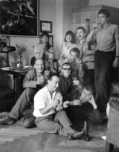 Wolf Biermann im Kreis seiner Freunde: Helga Nowak, Sarah Kirsch, Gert Loschütz, Robert Havemann, Fritz Rudolf Fries, Rainer Erb, Kurt Bartsch, Rainer Kirsch. Die Aufnahme entstand 1965, in Biermanns Wohnung in der Chausseestraße 131 in Ost-Berlin....