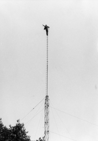 1000-Jahrfeier der Stadt Altenburg 1976. Ein Tramper hat den Mast der Hochseilartisten Gebrüder Weißheit erklommen. Quelle: BStU, MfS, ZAIG Nr. 5521, S. 15, F. 4