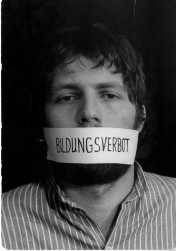 Keinesfalls mundtot gemacht: Mithilfe dieser Protestpostkarte macht Roland Jahn auf das gegen ihn verhängte Berufsverbot aufmerksam. Quelle: Robert-Havemann-Gesellschaft/Manfred Hildebrandt/RHG_Fo_HAB_11985