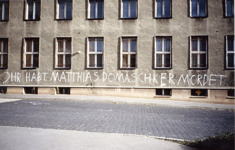 „Ihr habt Matthias Domaschk ermordet“: Sein ungeklärter Tod am 12. April 1981 in der Stasi-Haftanstalt Gera ist nicht in Vergessenheit geraten. Nach der Erstürmung der Stasi-Zentrale in der Berliner Normannenstraße am 15. Januar 1990 erinnert ein...