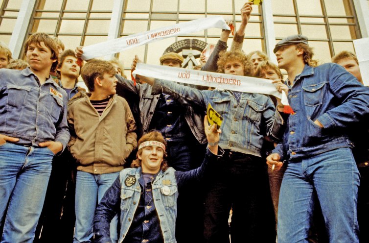 Udo-Lindenberg-Fans vor dem Palast der Republik in Ost-Berlin. Die Propagandakampagne der DDR gegen die Nachrüstung im Westen läuft auf Hochtouren. Die FDJ organisiert am 25. Oktober 1983 ein Konzert unter dem Motto „Künstler für den Frieden“...