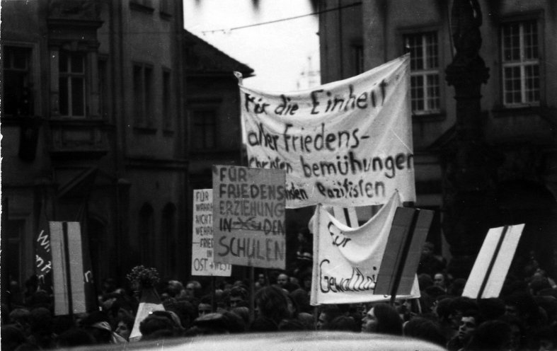 Die Friedensgemeinschaft Großhennersdorf beteiligt sich Pfingsten 1983 mit eigenen Transparenten an der offiziellen Friedensdemonstration in Zittau. Quelle: Umweltbibliothek Großhennersdorf