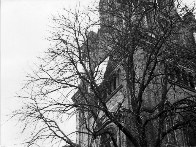 27. November 1987, gegen acht Uhr morgens: Weithin sichtbar bringen Teilnehmer der Mahnwache ein Transparent am Kirchturm der Zionskirche an, auf dem sie die Freilassung der inhaftierten Mitglieder der Umwelt-Bibliothek fordern. Polizei und Stasi haben...