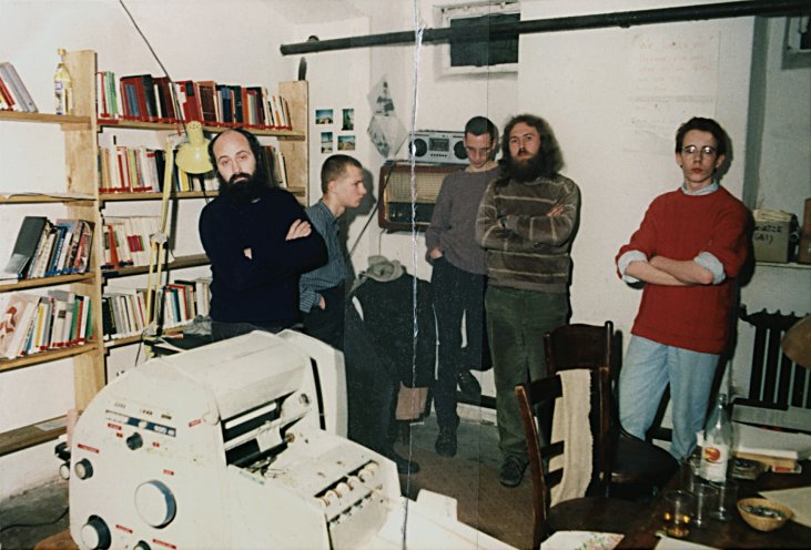 In der Nacht vom 24. zum 25. November 1987 ist die Berliner Umwelt-Bibliothek Ziel eines Überfalls des Staatssicherheitsdienstes unter dem Decknamen "Falle". Mitglieder der Umwelt-Bibliothek, fotografiert bei ihrer Verhaftung am 25. November 1987 von...