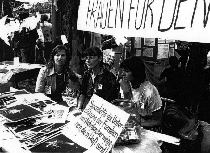 Während der Friedenswerkstätten in der Berliner Erlöserkirche verbreiten oppositionelle Gruppen Infoblätter zu verschiedenen Themen. Am Stand der Frauen für den Frieden am 3. Juli 1983 verteilen Barbe Linke, Katja Havemann und Gisela Metz (v.l.n.r.)...