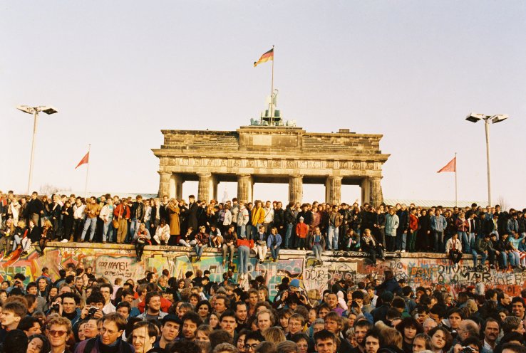 Am 10. November 1989 stehen Bewohner aus West- und Ost-Berlin auf der Mauerkrone am Brandenburger Tor. 28 Jahre lang ist das Brandenburger Tor das Symbol für die Teilung der Stadt gewesen. Nun ist es für alle Deutschen zum Greifen nahe. Am 22. Dezember...