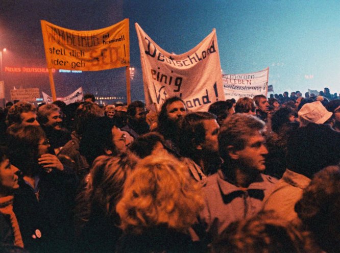 Montagsdemonstration am 13. November 1989 in Leipzig. Es tauchen die ersten Transparente mit der Losung „Deutschland, einig Vaterland“ auf. Quelle: REGIERUNGonline/Marion Wenzel