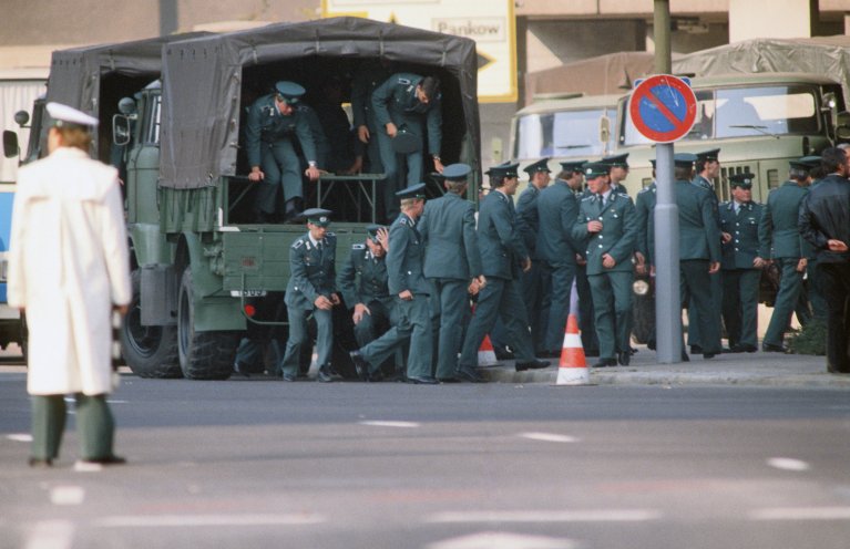 In der Nähe des Alexanderplatzes formieren sich Polizeieinheiten. Quelle: Archiv StAufarb, Bestand Klaus Mehner, 89_1007_POL_JT40_35