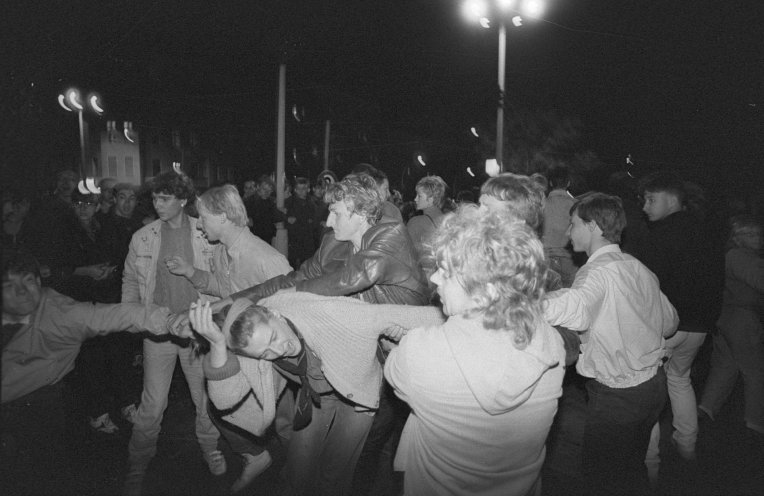 Polizei und Staatssicherheit prügeln in der Mollstraße auf die friedlichen Demonstranten ein. Hunderte Demonstranten werden verhaftet, darunter auch unbeteiligte Passanten und Minderjährige. Quelle: Robert-Havemann-Gesellschaft/Nikolaus Becker