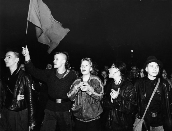 Der 19-jährige Frank Ebert (links) mit seinen Freunden bei einer Demonstration am 24. Oktober 1989 in Ost-Berlin. Quelle: Robert-Havemann-Gesellschaft/Siegbert Schefke/RHG_Fo_HAB_11627