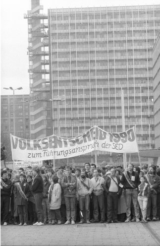 Über eine halbe Million Menschen auf der Zielgeraden: Großdemonstration für Reformen und Demokratie auf dem Alex in Ost-Berlin (4. November 1989). Quelle: Robert-Havemann-Gesellschaft/Andreas Kämper