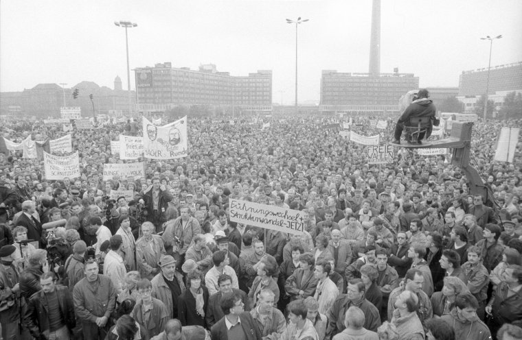 Für Reformen und Demokratie: Großes Finale am 4. November 1989 auf dem Alexanderplatz in Ost-Berlin. Quelle: Robert-Havemann-Gesellschaft/Andreas Kämper/RHG_Fo_AnKae_273