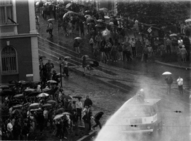 Löschfahrzeuge der Feuerwehr werden als Wasserwerfer gegen friedliche Demonstranten eingesetzt. Quelle: BStU, MfS, Ast. Chemnitz, Abt. XX, 2733