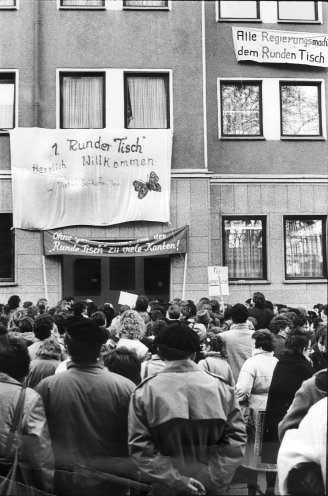 Am 7. Dezember wird der erste Zentrale Runde Tisch im Dietrich-Bonhoeffer-Haus in Ost-Berlin eröffnet.Quelle: Robert-Havemann-Gesellschaft/Rolf Zöllner/RHG_Fo_RDA_03668