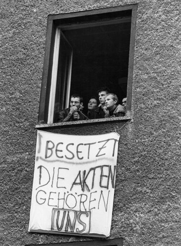 Am 4. September 1990 besetzen 23 Bürgerrechtlerinnen und Bürgerrechtler das Aktenarchiv der früheren MfS-Zentrale in Ost-Berlin und treten später in unbefristeten Hungerstreik. Sie fordern u.a., dass das Stasi-Unterlagen-Gesetz Gegenstand des Einigungsvertrags...
