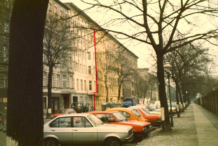 Der Arm des gefürchteten DDR-Staatssicherheitsdienstes reichte bis über die Mauer. Observationsfoto des Wohnhauses von Roland Jahn in der Görlitzer Straße in West-Berlin. Quelle: BStU, MfS, HA VIII 1994, Bd. 1, S. 13 - 48-2