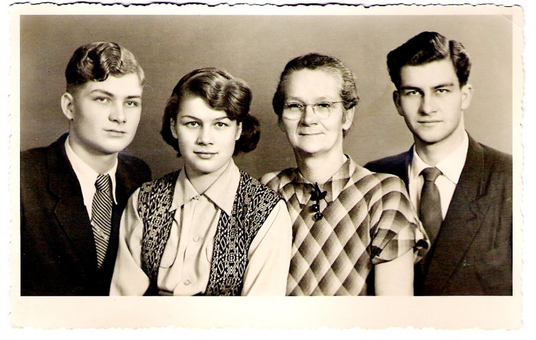 Joachim Marckstadt (links) mit seiner Mutter und seinen Geschwistern am 20. Dezember 1950. Quelle: Robert-Havemann-Gesellschaft