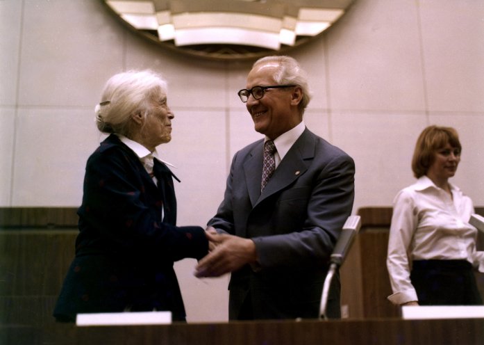 Staats- und Parteichef Erich Honecker gratuliert Anna Seghers am 26. Mai 1978 auf dem VIII. Schriftstellerkongress zur Wahl als Ehrenpräsidentin des Schriftstellerverbands. Quelle: Bundesarchiv/183-T0530-0410/Klaus Franke
