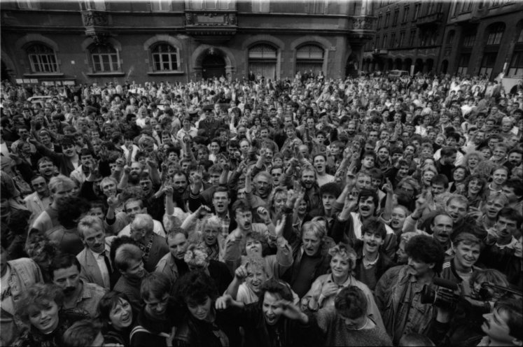 Nach dem Montagsgebet am 4. September 1989 sammeln sich rund 1.000 Menschen vor der Leipziger Nikolai-Kirche. Ihre Rufe nach Reisefreiheit und nach einer Reform des politischen Systems werden in den kommenden Wochen jeden Montag in der Leipziger Innenstadt...
