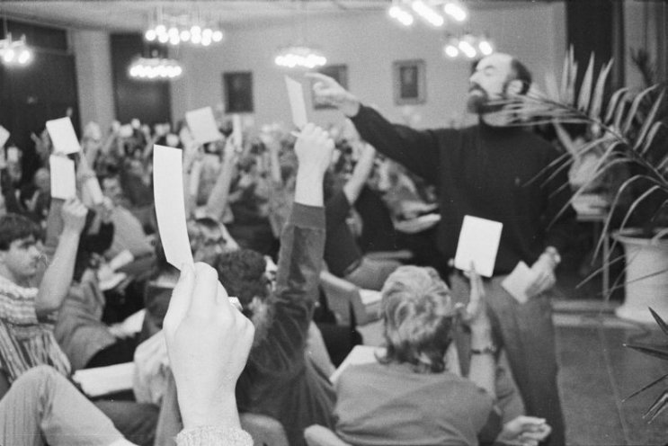 Die offizelle Gründungsveranstaltung des Demokratischen Aufbruchs findet am 29. und 30. Oktober 1989 in Berlin statt. Es wird beschlossen, sich innerhalb eines halben Jahres zur Partei zu formieren. Quelle: Robert-Havemann-Gesellschaft/Bernd Weu