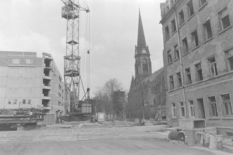 Baustelle in der Leipziger Ostvorstadt. Ein großer Teil der Altbausubstanz wird abgerissen und durch moderne Plattenbauten nach sozialistischen Ideal ersetzt. Quelle: Robert-Havemann-Gesellschaft/Siegbert Schefke/RHG_Fo_SiSch_02_028-09