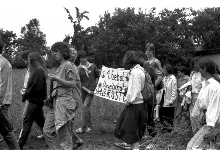 Zum Umweltgottesdienst "Unsere Zukunft hat schon begonnen" am 12. Juni 1988 in Deutzen bei Leipzig bringen die beiden jungen Oppositionelle Frank Richter (21, auf der rechten Seite des Transparents) und Christoph Motzer (25, verdeckt auf der linken Seite...