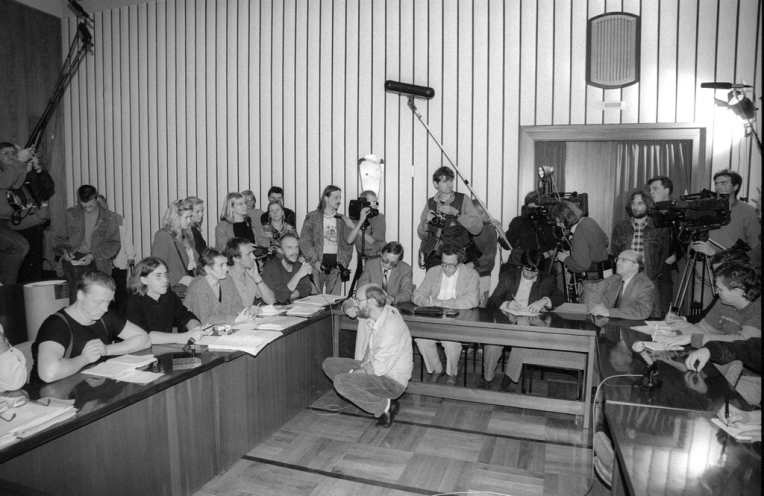 Bürgerrechtlerinnen und Bürgerrechtler geben zur Besetzung der ehemaligen Stasi-Zentrale in Berlin-Lichtenberg im September 1990 eine Pressekonferenz. Am Tisch sitzend, von links nach rechts: Michael Heinisch, Wolfram Kempe, Bärbel Bohley, Hagen Thiel,...